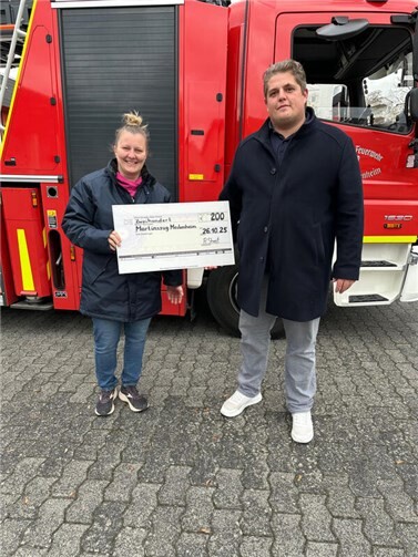 Kürzlich überreichte Raphael Streit, Geschäftsführer der Streit Jugendhilfe, eine großzügige Spende in Höhe von 200 Euro an die Organisatoren des Martinszuges in Meckenheim. Fotos: privat