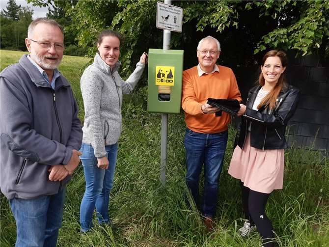 Kürzlich überreichten HVV-Vorsitzender Dr. Georg Schneider (2. von rechts) und Karl Micklisch (links im Bild), der den Spender in Absprache mit dem Bauhof installierte, Schlüssel und Beutel an Jasmin Sturm (2. von links) und Janine Stoye (ganz rechts). Foto: privat