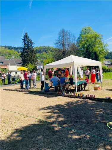 Kürzlich veranstaltete der Verein „Aktive Gemeinde Roßbach e.V.“ zum ersten Male seit Vereinsgründung im Sommer 2024 ein Frühlingsfest im Mehrgenerationenpark in Roßbach/Wied. Foto: Julia Sombrutzki