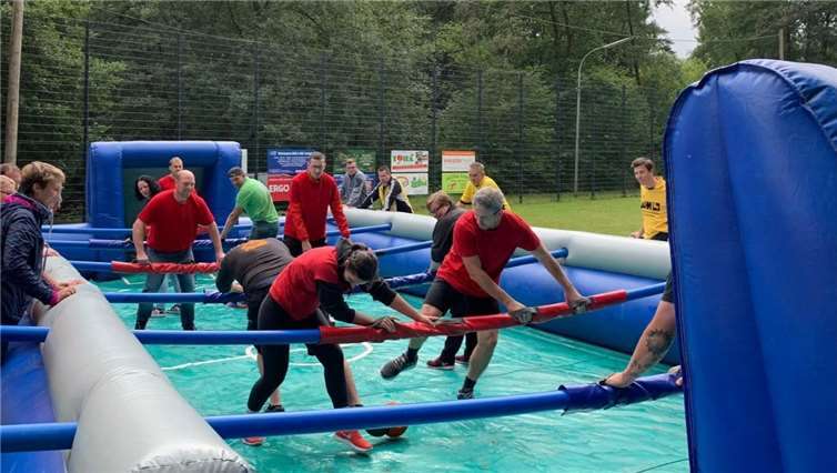 Kürzlich veranstalteten die Amboss-Kickers Döttesfeld die dritte Auflage des Menschenkickerturniers.Foto: privat