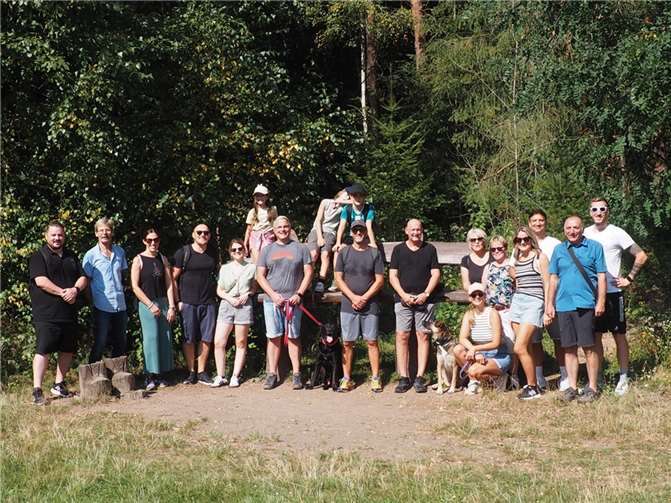 Kürzlich versammelten sich zahlreiche Mitglieder der Tennisabteilung der DJK Kruft/Kretz zu einer gemeinsamen Wanderung rund um den idyllisch gelegenen Krufter Waldsee. Foto: privat