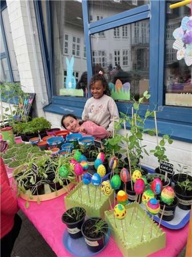 Kürzlich verwandelten sich die Schulhöfe der Katholischen Grundschule Meckenheim von 14 - 16 Uhr in ein farbenfrohes Frühlingsparadies. Foto: privat