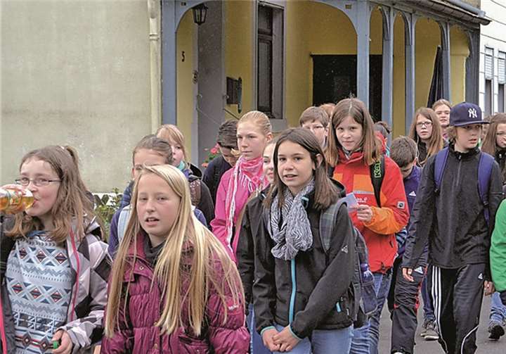 Kürzlich wanderten die Adenauer Gymnasiasten von Adenau nach Liers und wieder zurück in die Johanniterstadt. Die dabei erlaufenen Kilometer wurden von Spendern honoriert, sodass die beachtliche Summe von 19.488 Euro zustande kam.Privat