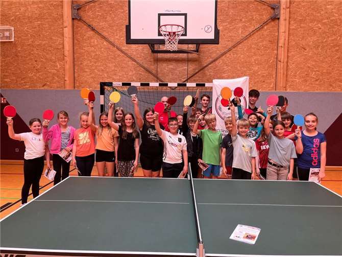 Kinder waren mit Begeisterung dabei Kürzlich war der Tischtennisverein SG Sinzig/Ehlingen zu Gast an der Grundschule Bad Bodendorf, um den Schülerinnen und Schülern den schnellen Sport mit dem kleinen Ball näherzubringen. Foto: privat