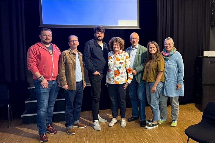 Grüne luden ein zum Stammtisch in Lahnstein: Klimaschutz im Mittelpunkt Kürzlich war der grüne Landtagsabgeordnete Fabian Ehmann zu Gast beim Stammtisch der Grünen Lahnstein im Jugendkulturzentrum. Foto: Annemarie Imgrund/Anne-Marie Blüm