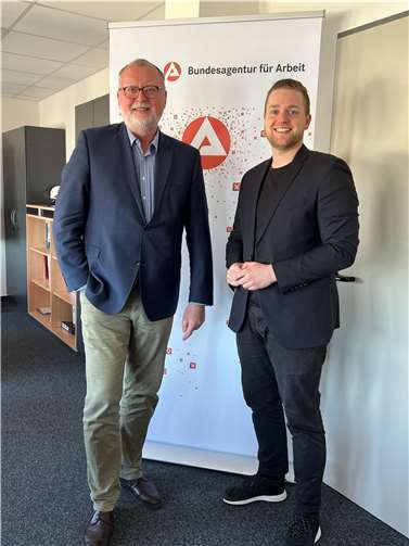 Kürzlich war der heimische Bundestagsabgeordnete Martin Diedenhofen (SPD) zu Gast bei der Agentur für Arbeit Neuwied. Dort tauschte er sich mit Karl-Ernst Starfeld (links), Vorsitzender der Geschäftsführung, aus.  Foto: Büro Diedenhofen