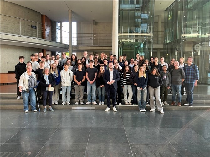 Kürzlich war unter anderem die Nelson-Mandela-Schule aus Dierdorf zu Besuch im Bundestag..  Foto: Christian Spies