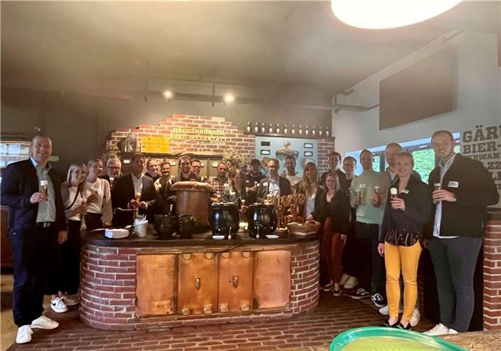 Kürzlich waren die Mitglieder des Jungen Unternehmernetzwerks Neuwied und der Wirtschaftsjunioren Sieg-Westerwald e. V. zu Besuch in der Hachenburger Erlebnis-Brauerei.  Foto: Johanna Hoppe