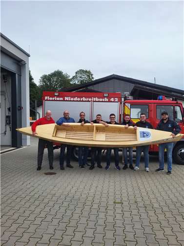 Kürzlich wurde dem Förderverein der Freiwilligen Feuerwehr Niederbreitbach e.V. in Vertretung für den Löschzug Niederbreitbach ein Regatta-Boot übergeben. Foto: privat