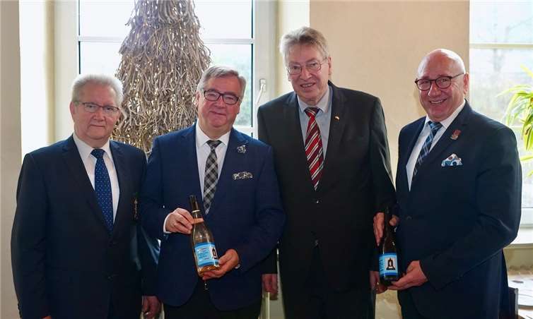 Kürzlich wurde der Jubiläumswein vorgestellt. Fotos: KG