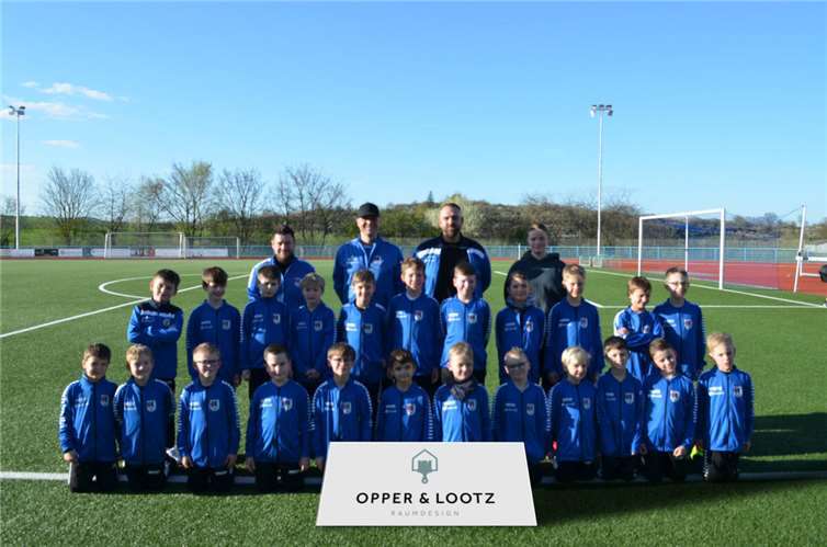 Kürzlich wurden alle F-Junioren-Kicker mit neuen Trainingsanzügen ausgestattet. Die Firma Opper & Lootz-Raumdesign aus Bendorf unterstützte die Fußballjugend des SV Ochtendung zum wiederholten Male bei dieser Aktion und ermöglichte den Kickern der Jahrgänge 2015 und 2016 ein einheitliches Auftreten, was Spieler und Trainer sichtlich erfreute. Foto: SV Ochtendung