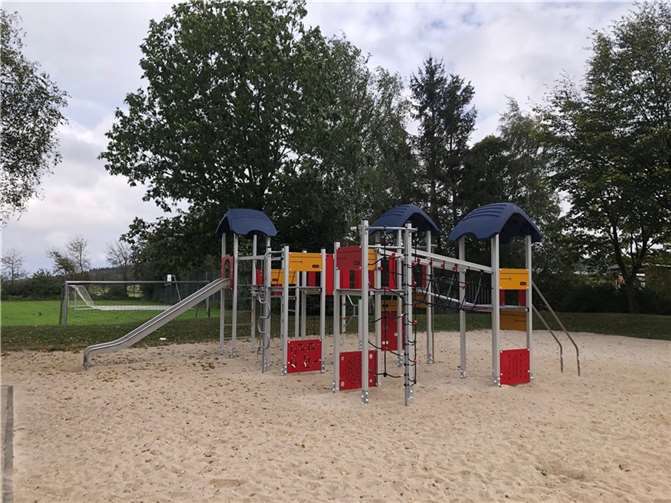Kürzlich wurden auf dem Spiel- und Bolzplatz „Auf der Höhe“ in Ramersbach ein altes, nicht mehr nutzbares Spielgerät durch ein neues Klettergerüst ersetzt. Foto: Stadtverwaltung / Christiane Diehl