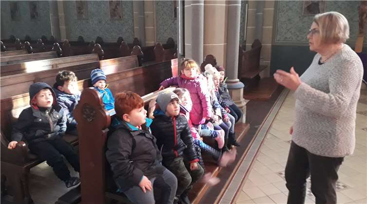 Küsterin Ingrid Dierschke mit den Kindergartenkindern.Foto: privat