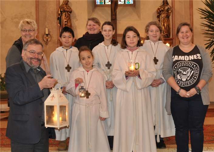 Küsterin Uschi Vogt (hinten, von links), Dominik Bersch, Betreuerin Carola Grings, Emma Süsterhenn und Lara Wiedemann sowie Pfarrer Rivert, Romy Grüneberg, Sarah Hohenegger-Castor und Betreuerin Jule Grings (vorne, von links).  privat