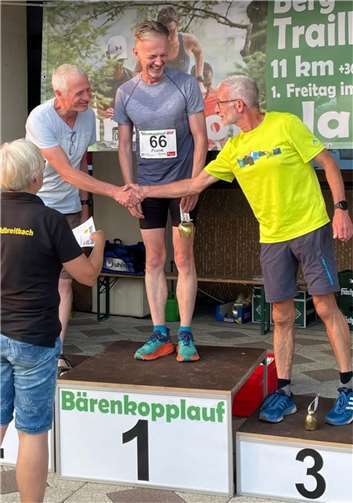 Kuhglocken gab es für die Platzierten in der Klasse M60 beim 4. Bärenkopplauf des VfL Waldbreitbach! Erstmals auf dem Podium stand u.a. auch Jörg Dittrich (LT Puderbach) der den 2. Pl. belegte!  Foto: Ralph Desgronte/ LT Puderbach