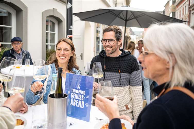 Kulinarisch bieten zahlreiche Geschäfte und Lokale sommerliche Highlights.
