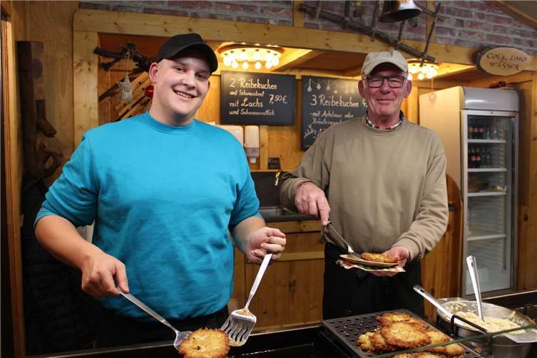 Kulinarisch ist bei den Uferlichtern einiges geboten. Da dürfen natürlich auch Reibekuchen nicht fehlen.