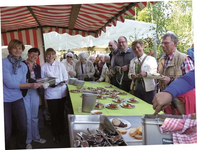 Kulinarisch verwöhnt wurden die Besucher und ließen es sich schmecken.