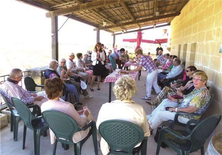 Kulinarische Abwechslung zur Kultur, Weinprobe mit maltesischen Köstlichkeiten.