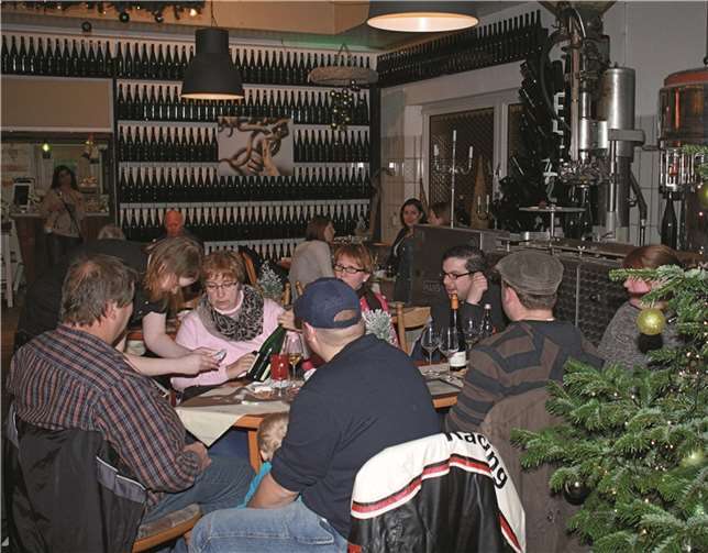 Kulinarischer Weihnachtsmarkt im Weingut Göbel-Schleyer: Im Weinwerk ließen sich die Gäste viele exzellente Gaumenfreuden munden.TE