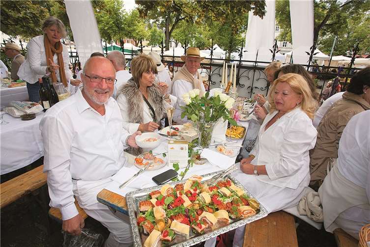 „Dinner ganz in Weiß“ Kulinarisches ganz in Weiß gibt es am 27. Juli wieder in Neuwied zu erleben.privat