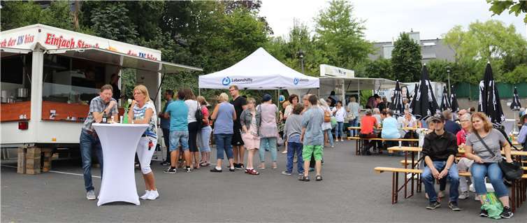 Kulinarisches und kühle Getränke erwarteten die ersten Gäste um die Mittagszeit.Fotos: SOT