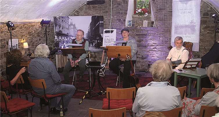 Kultur im Gewölbe beging bereits zum dritten Mal den Bloomsday zu Ehren des großen irischen Literaten mit einer zweisprachigen Lesung. RÜ