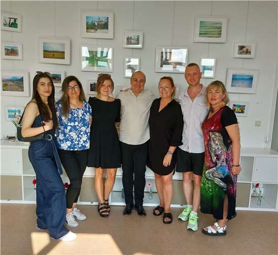 Kultur pur im Caritas-Haus der Internationalen Kunst: Künstler und Caritas-Mitarbeitende waren begeistert von der Resonanz. Foto: Marco Wagner