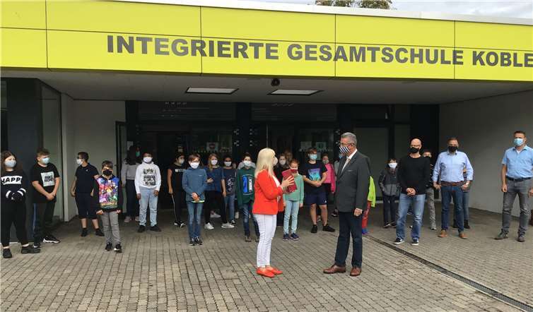 Kultur- und Bildungsdezernentin, Dr. Margit Theis-Scholz und Leiter des Kultur- und Schulverwaltungsamtes begrüßte Axel Björn Brott herzlich an der IGS Koblenz. Foto: Stadt Koblenz
