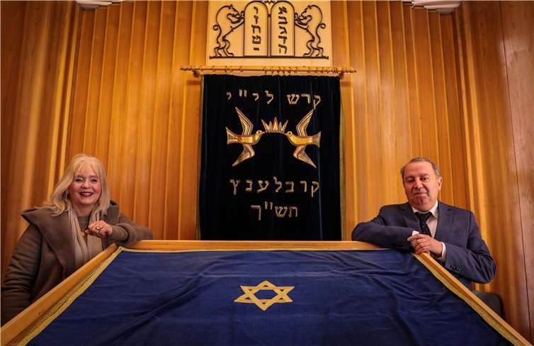 Kultur- und Bildungsdezernentin Dr. Margit Theis-Scholz und Avadislav Avadiev, Vorsitzender der Jüdischen Kultusgemeinde Koblenz, tauschten sich in der Koblenzer Synagoge zum Jubiläum 1700 Jahre jüdisches Leben in Deutschland aus. Foto: Stadt Koblenz/Egenolf