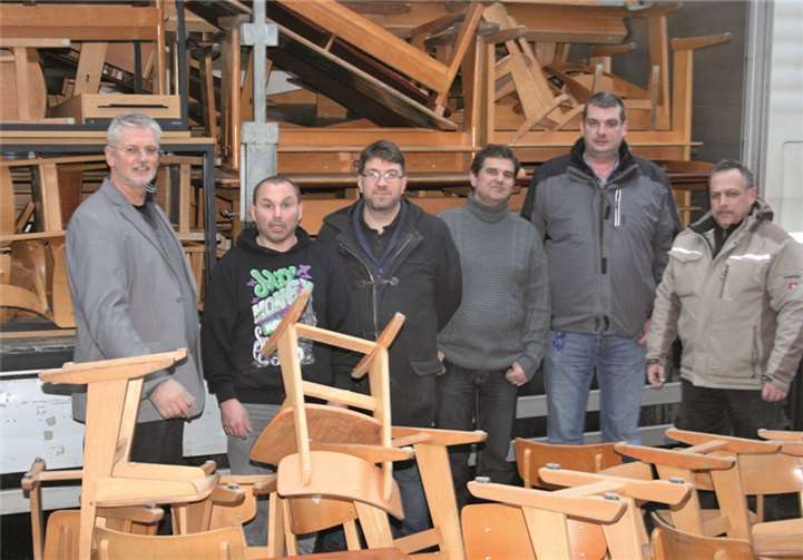 Kultur- und Schulamtsleiter Josef Hehl und Hausmeister der Koblenzer Schulen laden Schulmöbel für Oppeln. privat