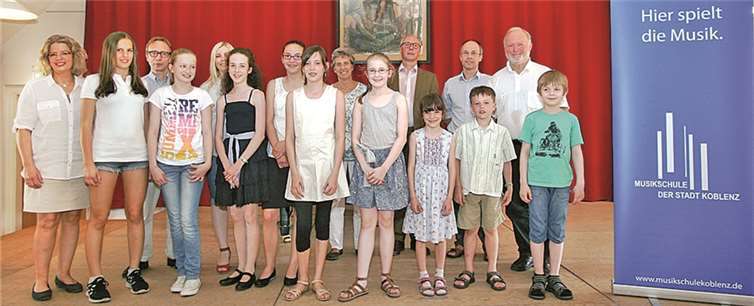 Kulturdezernent Detlef Knopp (3.v.r.), die stellvertretende Musikschul-Leiterin Dorothea Buchwald (1.v.l.) und der Vorsitzende der Koblenzer Kammerkonzerte Volkhart Lehmann (1.v..r) freuen sich mit den Preisträgern.  Privat