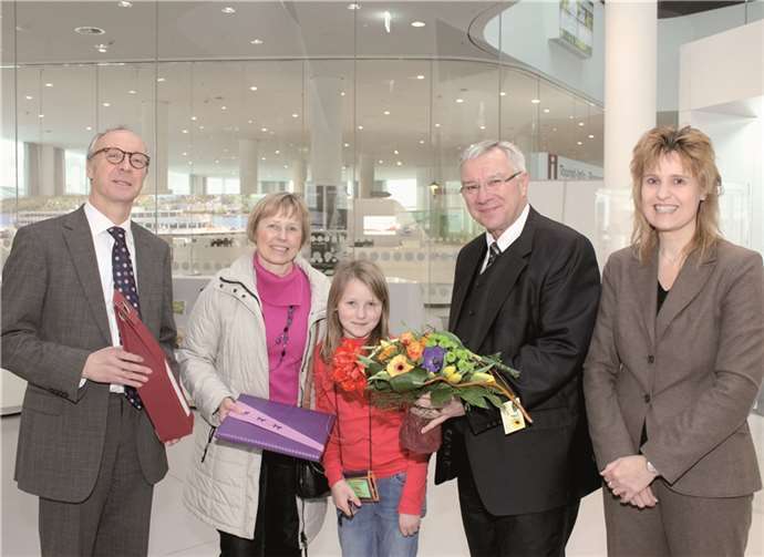 Kulturdezernent Detlef Knopp, Birgitt Walter mit Enkelin Emilia, Prof. Dr. Joachim Hofmann-Göttig und Bibliotheksdirektorin Susanne Ott.Privat