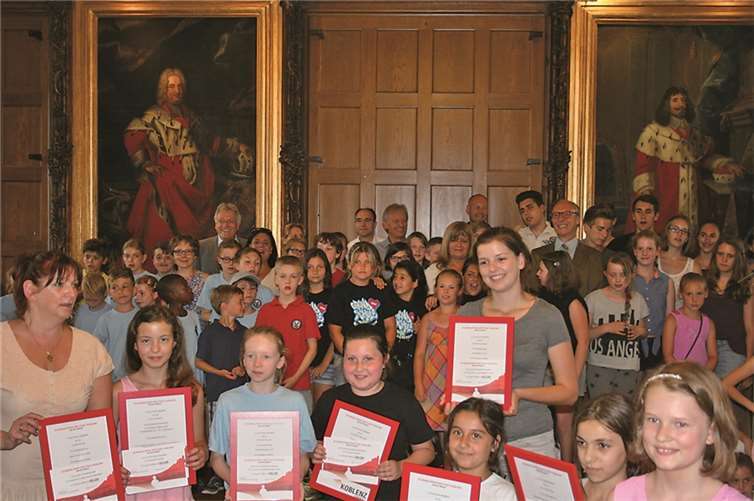 Kulturdezernent Detlef Knopp, Hans-Peter Lörsch von der Musikschule, Kulturpolitische Sprecher sowie die Preisträger der Koblenzer Schulen.Stadt Koblenz
