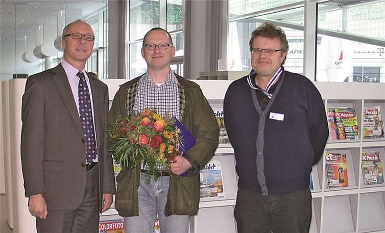 Kulturdezernent Detlef Knopp (l.) begrüßte Christoph Völkelt (Mitte) als 3000. neuen Leser in der Bibliothek. privat