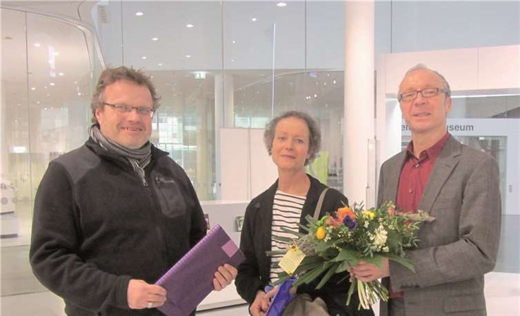Kulturdezernent Detlef Knopp (r.) und Thomas Koch begrüßten Helga Grober als die 4000. Nutzerin der neuen StadtBibliothek.privat