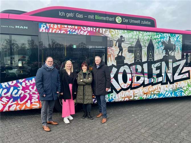 Kulturdezernent Ingo Schneider (Mitglied in der Jury des Projekts), Franziska Diekel (Gewinnerin koveb Urban Art Wettbewerb), Tina Rudolph (koveb Kommunikation und Marketing), Hansjörg Kunz (koveb Geschäftsführer).  Foto: koveb, Dieter Maurer