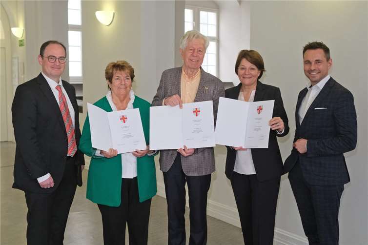 Kulturdezernent Ingo Schneider (links) und Oberbürgermeister David Langner (rechts) gratulierten den Preisträgerinnen und dem Preisträger (v.l.) Marita Warnke, Harald Pohl, Saskia Scherhag-König zu ihrer erhaltenen Auszeichnung. Foto: Michael Jordan