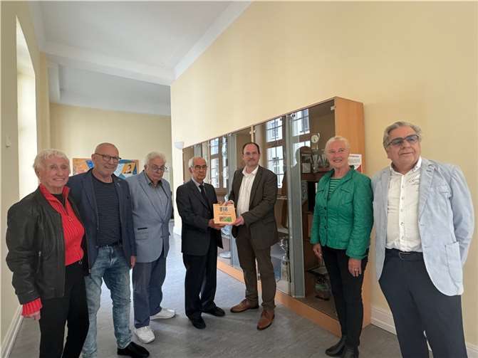 Kulturdezernenten Ingo Schneider (3.v.re.) mit den Vorstandsmitgliedern des Freundschaftskreises Koblenz-Navaro Monnika Artz (1.v.li.), Herbert Bocklet (zweiter von links), Vito Contento (4.v.li.), Monika Sauer (2.v.re.) und den Autoren des Bildbandes Rüdiger und Wolfgang Brenick vor der Vitrine der Partnerstädte. Foto: Stadt Koblenz, Timea Laux