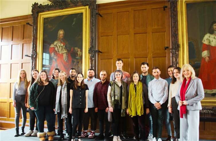 Kulturdezernentin Dr. Margit Theis-Scholz begrüßt die islamischen Studierenden aus Petah Tikva im Rathaus.  Foto: Stadt Koblenz/ Mandy Steffens