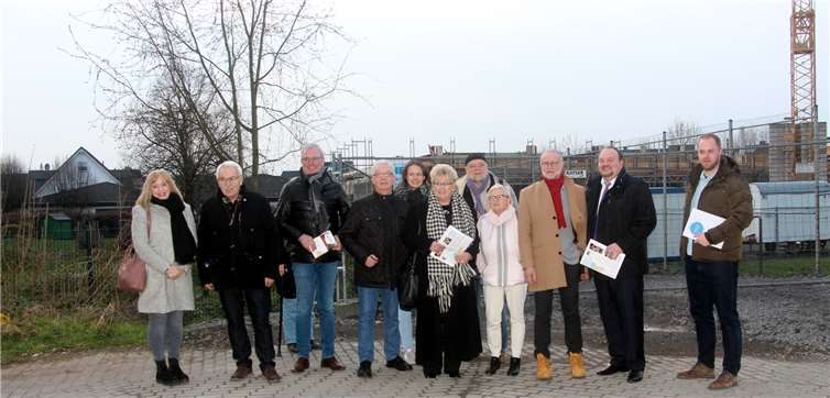 Kulturdezernentin Dr. Margit Theis-Scholz (li.), Stadtteilmanager Iven Messer (re.), dazwischen Ratsmitglieder und beratende Mitglieder der SPD-Fraktion.privat