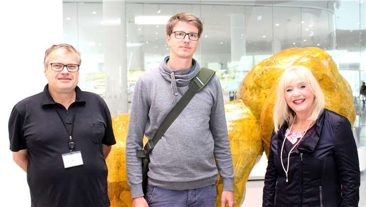 Kulturdezernentin Dr. Margit Theis-Scholz und der stellvertretende Leiter der Stadtbibliothek Thomas Koch (li.) konnten Robert Schlaubitz mit Blumenstrauß und Buchpräsent überraschen.privat