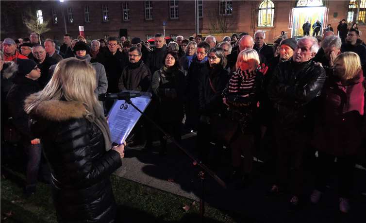 Kulturdezernentin Theis-Scholz verlas vor den zahlreichen Teilnehmern der Gedenkveranstaltung die „Opfer“-Biografien.Fotos: BSB