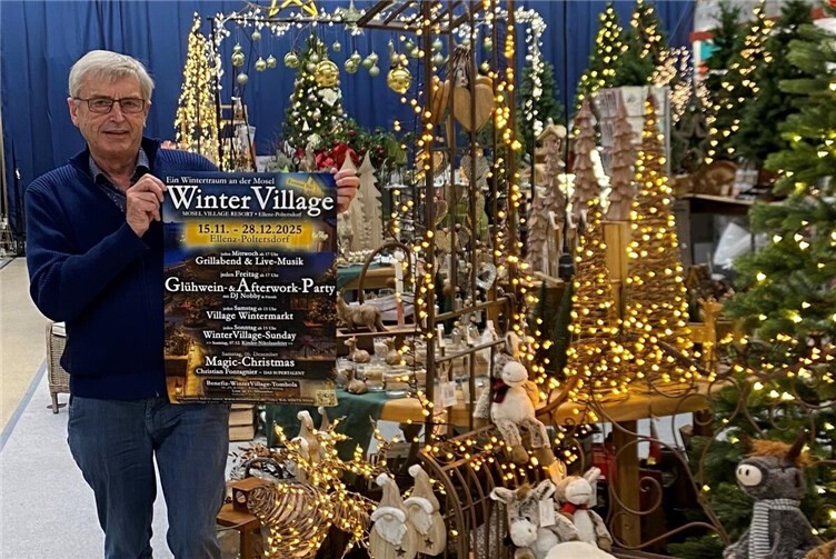 Kulturförderer Hans Peter Röhrig im sehenswerten röhrig-Weihnachtsland mit dem Plakat zur Benefiz-Tombola und den sechswöchigen WinterVillage-Events in Ellenz-Poltersdorf. Foto: röhrig
