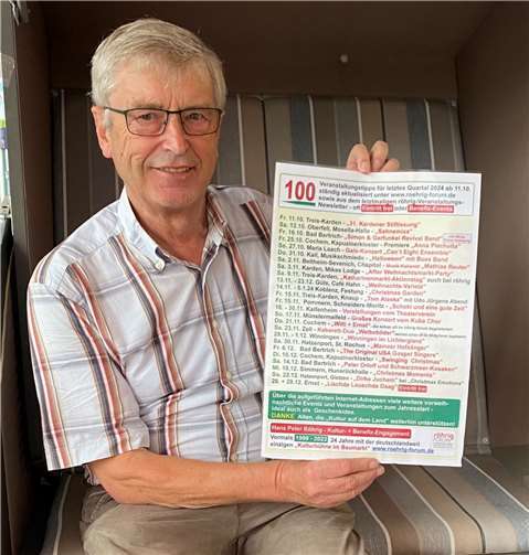 Kulturförderer Hans Peter Röhrig mit dem Plakat zu den Kultur- + Benefiz-Events im letzten Jahresquartal. Foto: röhrig