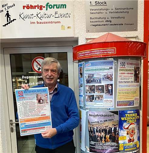 Kulturförderer Hans Peter Röhrig mit dem aktuellen Veranstaltungsplakat. 100 Kultur-Highlights 2024 findet man jetzt schon unter www.roehrig-forum.de. Quelle: röhrig