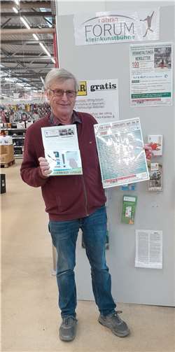 Kulturförderer Hans Peter Röhrig mit den neuen Veranstaltungshinweisen vor der Vorverkaufsstelle von Ticket Regional im röhrig-Erlebnismarkt. Foto: röhrig