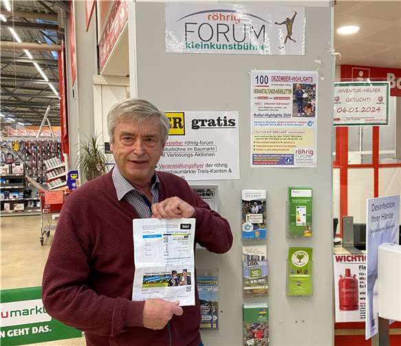 Kulturförderer Hans Peter Röhrig vor der Info vom röhrig-Erlebnismarkt mit der Ticket-Regional Vorverkaufsstelle. Hier jetzt oft Frühorder-Vergünstigungen für regionale Highlights 2024. Quelle: röhrig