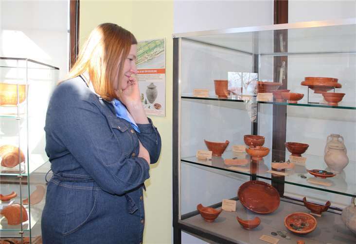 Kulturministerin Katharina Binz hat ihre Freude am frisch ausgezeichneten Heimatmuseum.