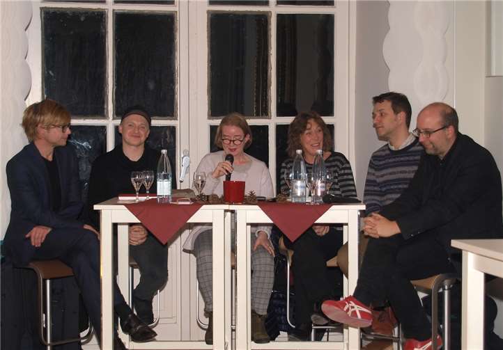 Kultursalon-Gründerin Petra Lötschert (Mitte) hatte viele spannende Fragen und hakte auch das ein oder andere Mal nach.